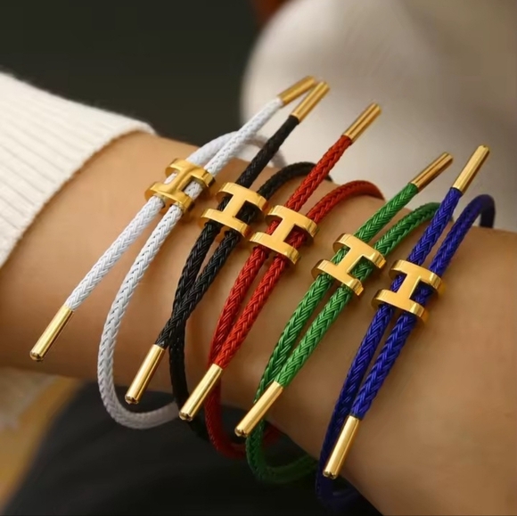 ✨ Red Braided Cable Bracelet with Gold-Tone Accents ✨ - Picture 2 of 4